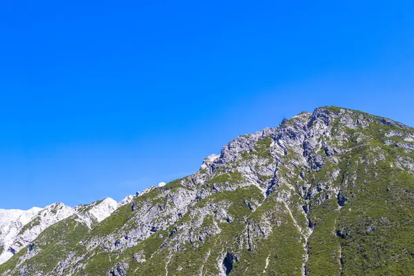 Dağ ve dağlık arazi dağları Alpler 'de kar, doğa ve mavi gökyüzü ile kayalar ve tepeler Tyrol Avusturya.