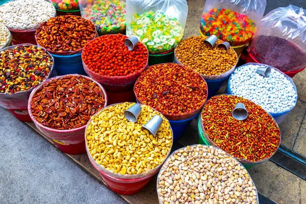 Centro Historico City Mexico 'da çeşitli meyve ve tohumlar satılıyor..