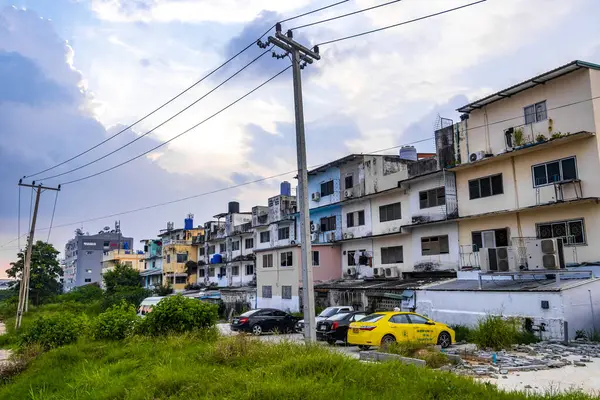 Pattaya Chon Buri Tayland 25. 2018 Ekim Rainy Caddesi, binalar, arabalar ve koyu yağmur bulutlarıyla Pattaya Bang Lamung Amphoe Chon Buri Tayland, Güneydoğu Asya.