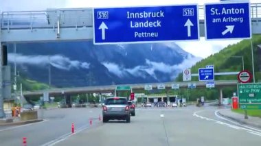 Alps Vorarlberg Avusturya 12. Temmuz 2019 Alpler Vorarlberg Avusturya 'da otomobil ve kamyon nakliyesi için tezgahları olan sınır kapısı.