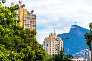 Rio de Janeiro Eyaleti Rio de Janeiro Brezilya 11. Aralık 2020 Şehir Centro Sokak Yolu Şehir Merkezi ve Skyline Panorama Gökdelenler Binası Arabalar ve Brezilya 'daki İnsanlar.