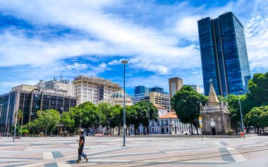 Rio de Janeiro Eyaleti Rio de Janeiro Brezilya 11. Aralık 2020 Şehir Centro Sokak Yolu Şehir Merkezi ve Skyline Panorama Gökdelenler Binası Arabalar ve Brezilya 'daki İnsanlar.