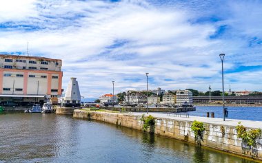 Rio de Janeiro Eyaleti Rio de Janeiro Brezilya 11. Aralık 2020 Centro sahil deniz ve sahil gezinti panorama ile sokak kaldırımı rıhtım rıhtımı rıhtım yatları Brezilya 'da gemi ve tekneler.
