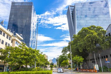 Rio de Janeiro Eyaleti Rio de Janeiro Brezilya 11. Aralık 2020 Şehir Centro Sokak Yolu Şehir Merkezi ve Skyline Panorama Gökdelenler Binası Arabalar ve Brezilya 'daki İnsanlar.