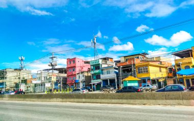 Rio de Janeiro Eyaleti Rio de Janeiro Brezilya 25. Ekim 2020 Şehir Sokakları Otoyol Kenti ve Skyline Panorama ile Brezilya 'da Gökdelen Binaları Arabalar ve Mavi Gökyüzü.