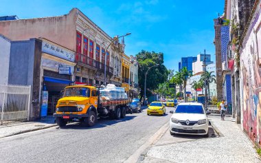 Rio de Janeiro Eyaleti Rio de Janeiro Brezilya 04. Aralık 2020 Santa Teresa Şehir Merkezi Sokak Yolu ve Turizm Binaları Arabaları ve Brezilya 'daki İnsanlar Panorama.