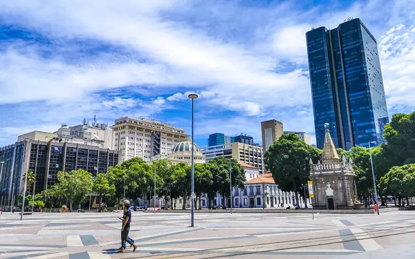 Rio de Janeiro Eyaleti Rio de Janeiro Brezilya 11. Aralık 2020 Şehir Centro Sokak Yolu Şehir Merkezi ve Skyline Panorama Gökdelenler Binası Arabalar ve Brezilya 'daki İnsanlar.