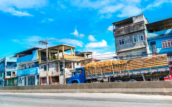 Rio de Janeiro Eyaleti Rio de Janeiro Brezilya 25. Ekim 2020 Şehir Sokakları Otoyol Kenti ve Skyline Panorama ile Brezilya 'da Gökdelen Binaları Arabalar ve Mavi Gökyüzü.