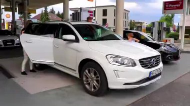 Alps Vorarlberg Avusturya 12. Temmuz 2019 Beyaz Volvo SUV Alps Vorarlberg Avusturya 'daki benzin istasyonunda.