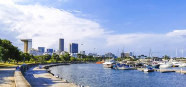 Rio de Janeiro Eyaleti Rio de Janeiro Brezilya 21. Ekim 2020 Gloria sahil ve sahil yolu kaldırım barları restoranları ve Rio de Janeiro Brezilya 'daki insanlarla dolu..