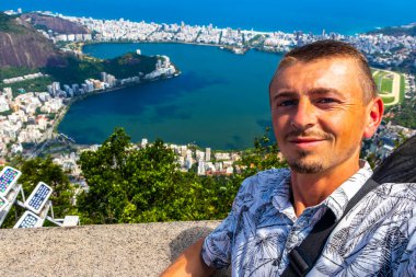 Rio de Janeiro Panorama Manzaralı Yakışıklı Adam Plaj Sahili Sahili Dağları Tropik Orman ve Rio de Janeiro Brezilya 'da Mavi Bulutlu Gökyüzü.