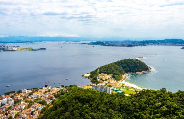 Rio de Janeiro Panorama City Skyline Plaj Sahili Dağları Tropikal Orman ve Mavi Bulutlu Gökyüzü Rio de Janeiro Brezilya.