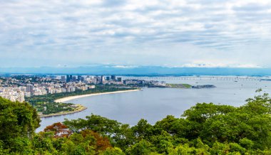 Rio de Janeiro Panorama City Skyline Plaj Sahili Dağları Tropikal Orman ve Mavi Bulutlu Gökyüzü Rio de Janeiro Brezilya.