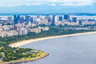 Rio de Janeiro Panorama City Skyline Plaj Sahili Dağları Tropikal Orman ve Mavi Bulutlu Gökyüzü Rio de Janeiro Brezilya.