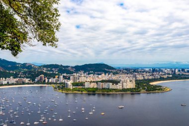 Rio de Janeiro Panorama City Skyline Plaj Sahili Dağları Tropikal Orman ve Mavi Bulutlu Gökyüzü Rio de Janeiro Brezilya.