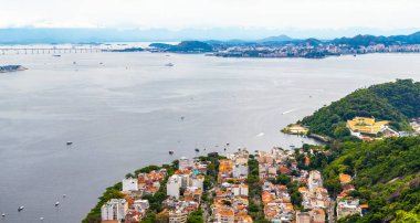 Rio de Janeiro Panorama City Skyline Plaj Sahili Dağları Tropikal Orman ve Mavi Bulutlu Gökyüzü Rio de Janeiro Brezilya.