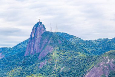 Corcovado Dağı 'ndaki Kurtarıcı Cristo Redentor Tropikal Orman ve Rio de Janeiro Brezilya' daki Alto da Boa Vista 'nın mavi bulutlu gökyüzü manzarası.