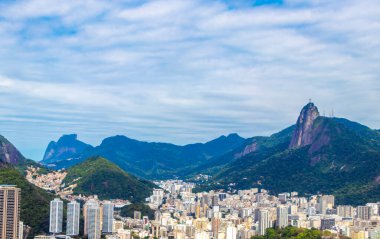 Rio de Janeiro Panorama Şehri Skyline Cityscape Dağları Tepeleri ve Rio de Janeiro Brezilya Eyaleti 'ndeki Tropikal Orman ve Mavi Bulutlu Gökyüzü.