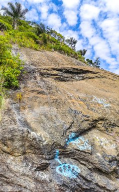 Rio de Janeiro Eyaleti Rio de Janeiro Brezilya 'da Dağ Dağları Tepeleri Kayalıkları Yağmur Ormanı ve Mavi Bulutlu Gökyüzü Manzarası.