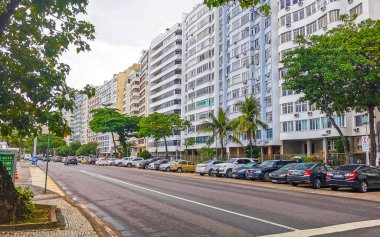 Rio de Janeiro Eyaleti Rio de Janeiro Brezilya 10. Ekim 2020 Copacabana ve Leme City Şehir Merkezi Sokak Yolları Skyline Panorama Gökdelen Binaları Arabalı İnsanlar.