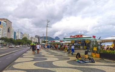 Rio de Janeiro Eyaleti Rio de Janeiro Brezilya 10. Ekim 2020 Copacabana sahili ve sahil yolu kaldırım barları restoranları ve Rio de Janeiro Brezilya 'daki insanlar.