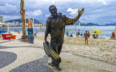 Rio de Janeiro Eyaleti Rio de Janeiro Brezilya 10. Ekim 2020 Copacabana sahili ve sahil gezisi Dorival Caymmi heykel figürü anıtıyla Rio de Janeiro Brezilya 'da.