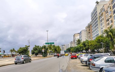 Rio de Janeiro Eyaleti Rio de Janeiro Brezilya 09. Ekim 2020 Copacabana sahili ve sahil yolu kaldırım barları restoranları ve Rio de Janeiro Brezilya 'daki insanlar.