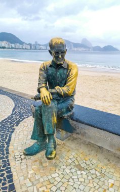 Rio de Janeiro Eyaleti Rio de Janeiro Brezilya 10. Ekim 2020 Copacabana sahilinde Carlos Drummond de Andrade ile Rio de Janeiro Brezilya 'da heykel anıtı.