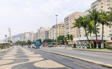 Rio de Janeiro Eyaleti Rio de Janeiro Brezilya 08. Ekim 2020 Copacabana sahili ve sahil yolu kaldırım barları restoranları ve Rio de Janeiro Brezilya 'daki insanlar.