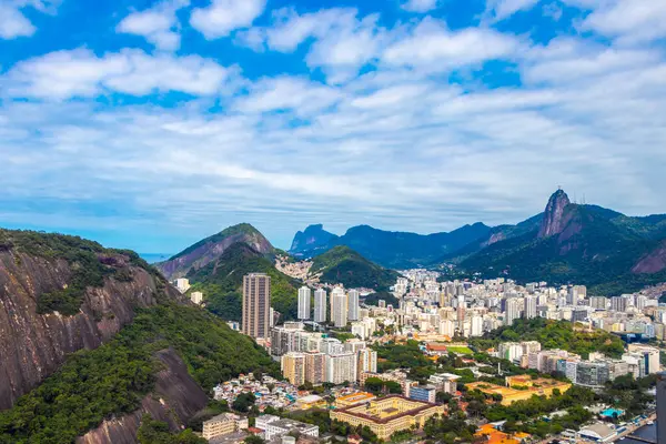 Rio de Janeiro Panorama Şehri Skyline Cityscape Dağları Tepeleri ve Rio de Janeiro Brezilya Eyaleti 'ndeki Tropikal Orman ve Mavi Bulutlu Gökyüzü.
