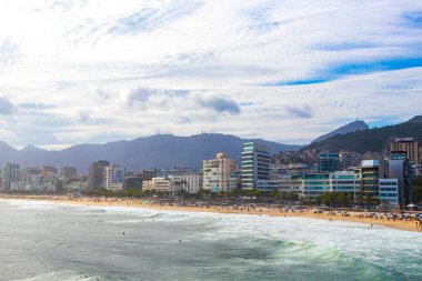 Rio de Janeiro Eyaleti Rio de Janeiro Brezilya 23. Ekim 2010 Ipanema Plajı Tropikal Cenneti İki Kardeşler Tepesi Mavi Turkuaz Suyu ve Brezilya 'da Kara Fırtına Yağmurlu Bulutları.