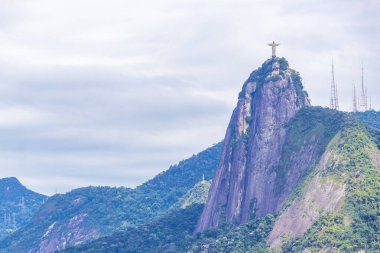 Corcovado Dağı 'ndaki Kurtarıcı Cristo Redentor Tropikal Orman ve Rio de Janeiro Brezilya' daki Alto da Boa Vista 'nın mavi bulutlu gökyüzü manzarası.