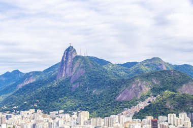 Corcovado Dağları 'ndaki Kurtarıcı Cristo Redentor şehri ve tropikal yağmur ormanı mavi bulutlu Alto da Boa Vista Brezilya manzarası..