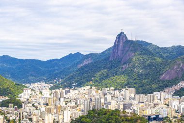 Corcovado Dağları 'ndaki Kurtarıcı Cristo Redentor şehri ve tropikal yağmur ormanı mavi bulutlu Alto da Boa Vista Brezilya manzarası..
