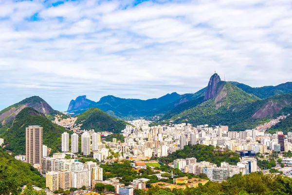 Rio de Janeiro Panorama Şehri Skyline Cityscape Dağları Tepeleri ve Rio de Janeiro Brezilya Eyaleti 'ndeki Tropikal Orman ve Mavi Bulutlu Gökyüzü.