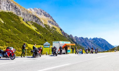 Imst Tyrol Avusturya 31. Mayıs 2025 'te dağın tepesindeki motosiklet parkında yeşil tarlalar, köknar ağaçları Alpler' de doğa ve mavi gökyüzü Tyrol Avusturya.
