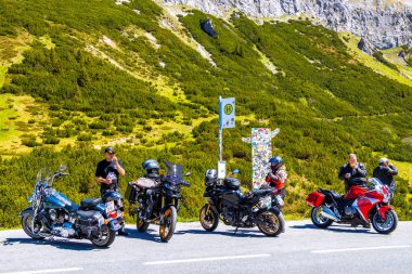 Imst Tyrol Avusturya 31. Mayıs 2025 'te dağın tepesindeki motosiklet parkında yeşil tarlalar, köknar ağaçları Alpler' de doğa ve mavi gökyüzü Tyrol Avusturya.