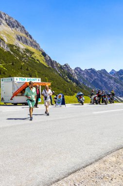 Imst Tyrol Avusturya 31. Mayıs 2025 'te dağın tepesindeki motosiklet parkında yeşil tarlalar, köknar ağaçları Alpler' de doğa ve mavi gökyüzü Tyrol Avusturya.