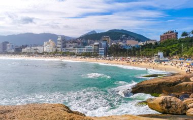 Rio de Janeiro Eyaleti Rio de Janeiro Brezilya 23. Ekim 2020 Ipanema Plajı Tropikal Cenneti Mavi Turkuaz Su Dağları, Skyline Palmiye Ağaçları Kayaları ve Brezilya 'daki İnsanlar.