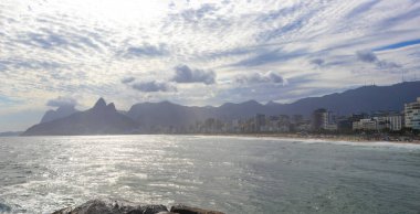 Rio de Janeiro Eyaleti Rio de Janeiro Brezilya 23. Ekim 2010 Ipanema Plajı Tropikal Cenneti İki Kardeşler Tepesi Mavi Turkuaz Suyu ve Brezilya 'da Kara Fırtına Yağmurlu Bulutları.
