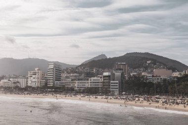 Rio de Janeiro Eyaleti Rio de Janeiro Brezilya 23. Ekim 2020 Ipanema Plajı Tropikal Cenneti Mavi Turkuaz Su Dağları, Skyline Palmiye Ağaçları Kayaları ve Brezilya 'daki birçok insan.