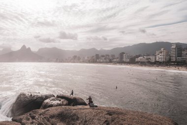 Rio de Janeiro Eyaleti Rio de Janeiro Brezilya 23. Ekim 2010 Ipanema Plajı Tropikal Cenneti İki Kardeşler Tepesi Mavi Turkuaz Suyu ve Brezilya 'da Kara Fırtına Yağmurlu Bulutları.