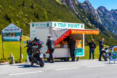 Imst Tyrol Avusturya 31. Mayıs 2025 'te dağın tepesindeki motosiklet parkında yeşil tarlalar, köknar ağaçları Alpler' de doğa ve mavi gökyüzü Tyrol Avusturya.