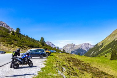 Imst Tyrol Avusturya 31. Mayıs 2025 'te dağın tepesindeki motosiklet parkında yeşil tarlalar, köknar ağaçları Alpler' de doğa ve mavi gökyüzü Tyrol Avusturya.