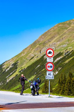 Imst Tyrol Avusturya 31. Mayıs 2025 'te dağın tepesindeki motosiklet parkında yeşil tarlalar, köknar ağaçları Alpler' de doğa ve mavi gökyüzü Tyrol Avusturya.