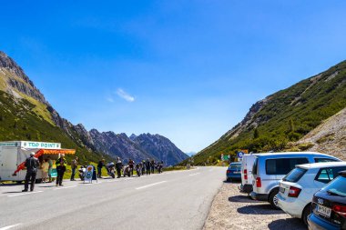 Imst Tyrol Avusturya 31. Mayıs 2025 'te dağın tepesindeki motosiklet parkında yeşil tarlalar, köknar ağaçları Alpler' de doğa ve mavi gökyüzü Tyrol Avusturya.