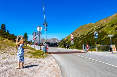 Imst Tyrol Avusturya 31. Mayıs 2025 'te dağın tepesindeki motosiklet parkında yeşil tarlalar, köknar ağaçları Alpler' de doğa ve mavi gökyüzü Tyrol Avusturya.