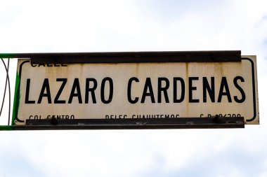 Centro Historico Mexico City, 11 numara. Şubat 2021 Beyaz Lazaro Cardenas şehir yolu tabelası Centro Historico Mexico City 'de..