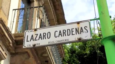 Centro Historico Mexico City, 11 numara. Şubat 2021 Beyaz Lazaro Cardenas şehir yolu tabelası Centro Historico Mexico City 'de..