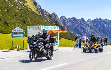 Imst Tyrol Avusturya 31. Mayıs 2025 'te dağın tepesindeki motosiklet parkında yeşil tarlalar, köknar ağaçları Alpler' de doğa ve mavi gökyüzü Tyrol Avusturya.